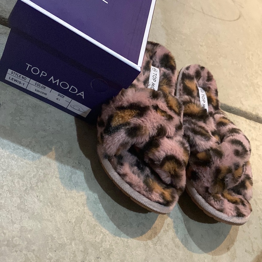 Top moda pink cheetah super soft slippers!!